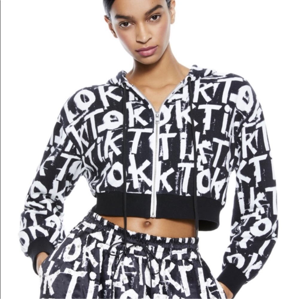 Alice + Olivia x TikTok Women's Barron Cropped Hoodie Black - Size Small